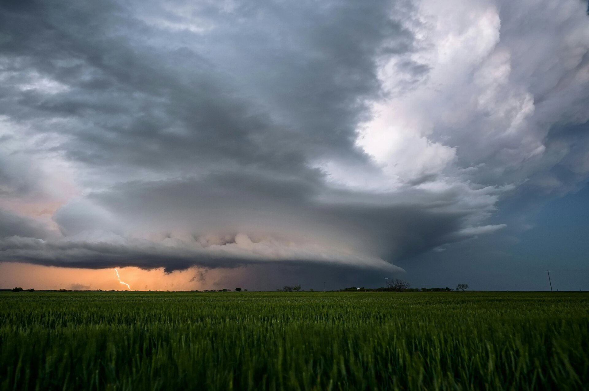 Supercell thunderstorm near Wingate, TX.