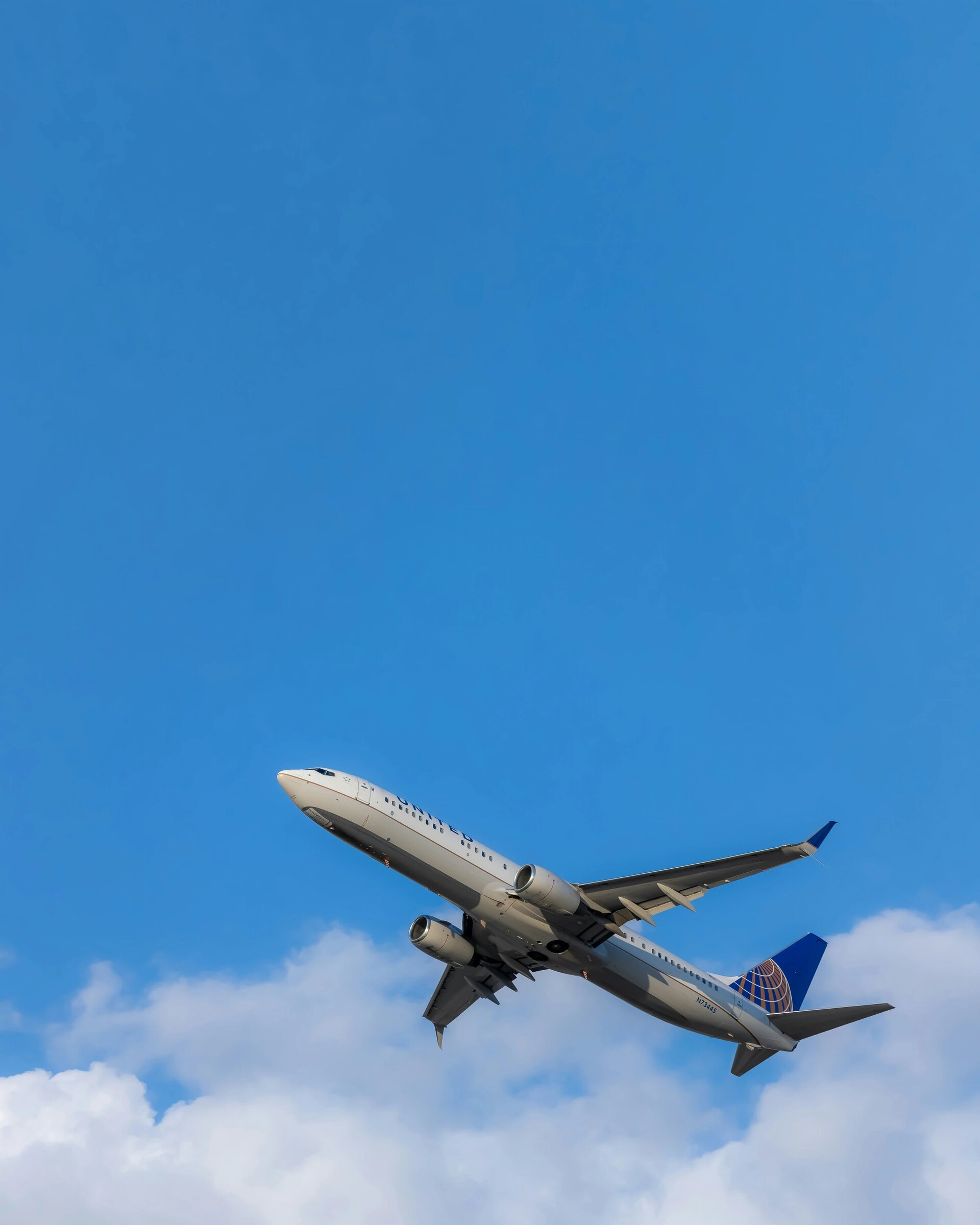 United Airlines 737-900 taking off