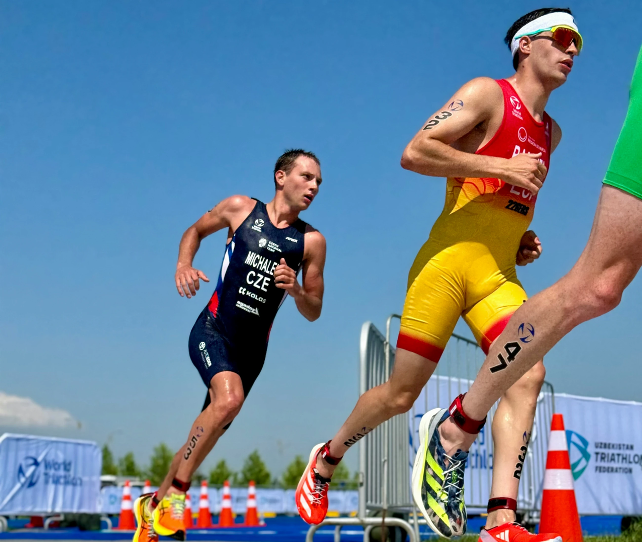 Athletes running during the run course of World Triathlon Cup 2024 Samarkand | © Unsplash / Nodir Khalilov