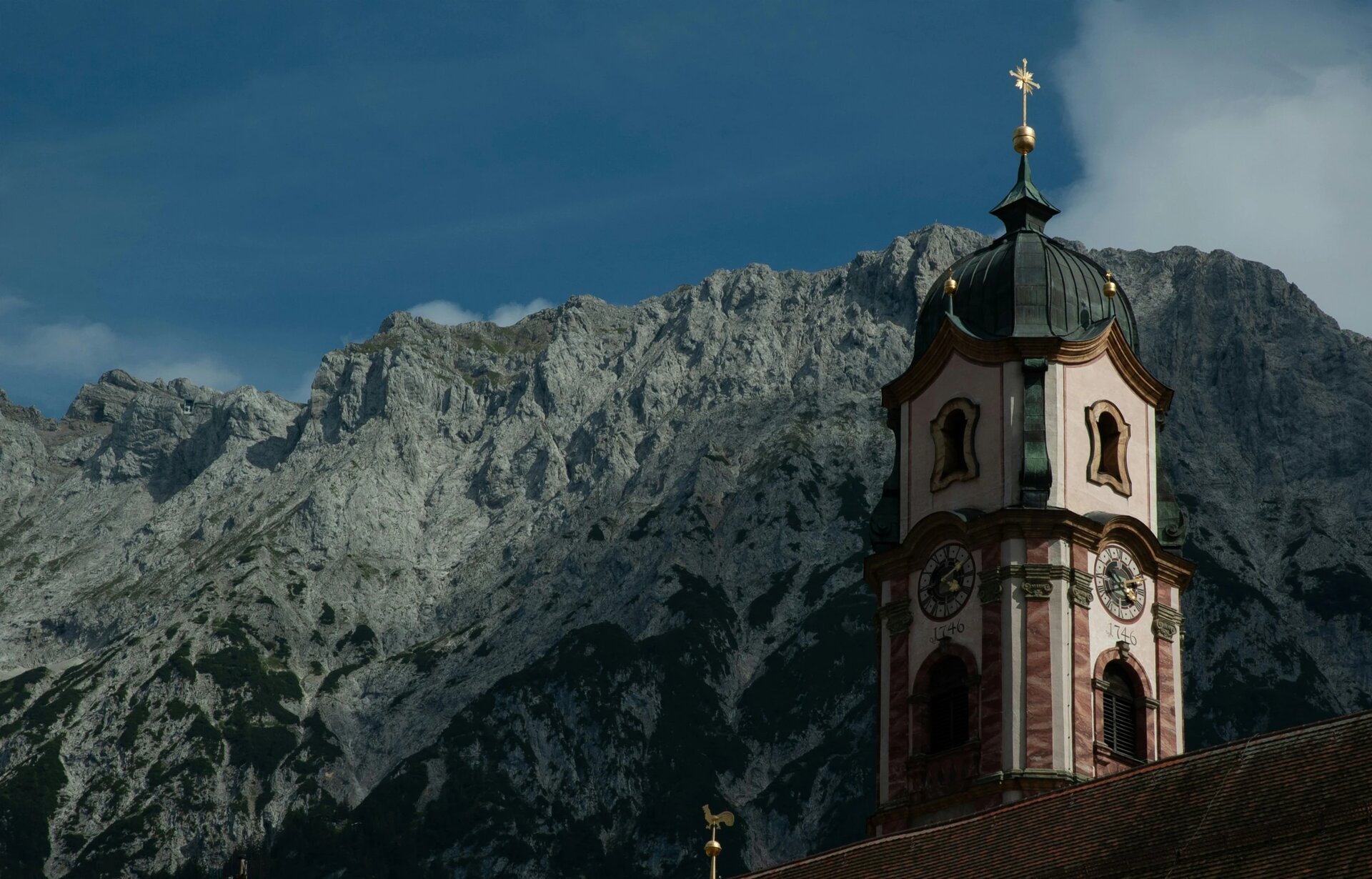 Blick auf den Karwendel mit Kirchturm Mittenwald