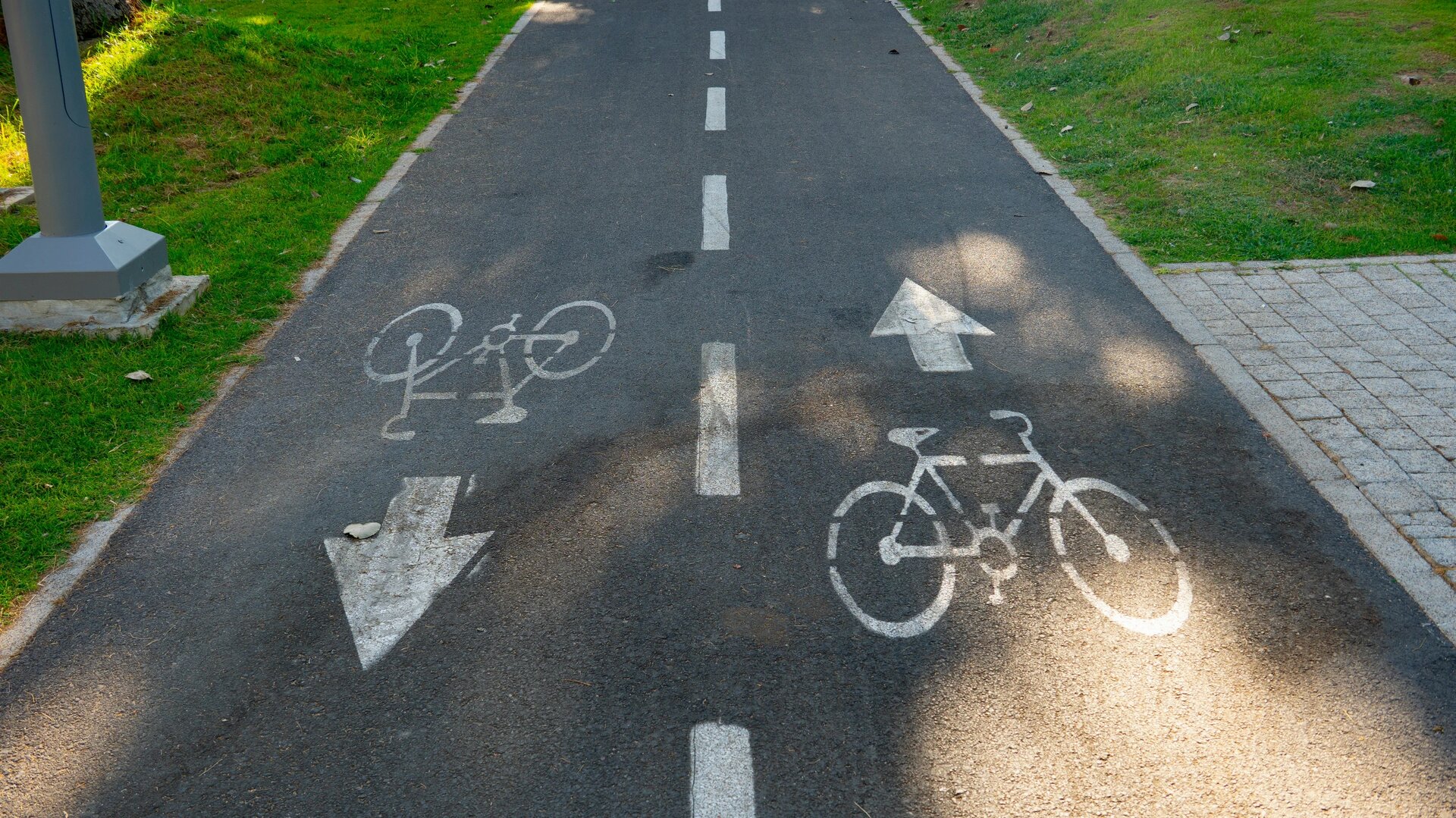 sign of a bicycle on a bicycle path on asphalt in Israel