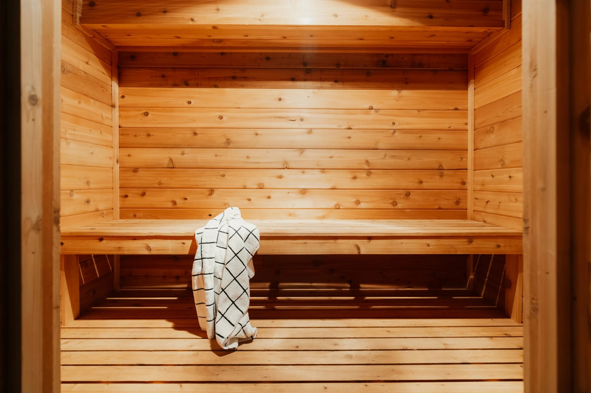 Sauna 2/6 (IG: @clay.banks)
