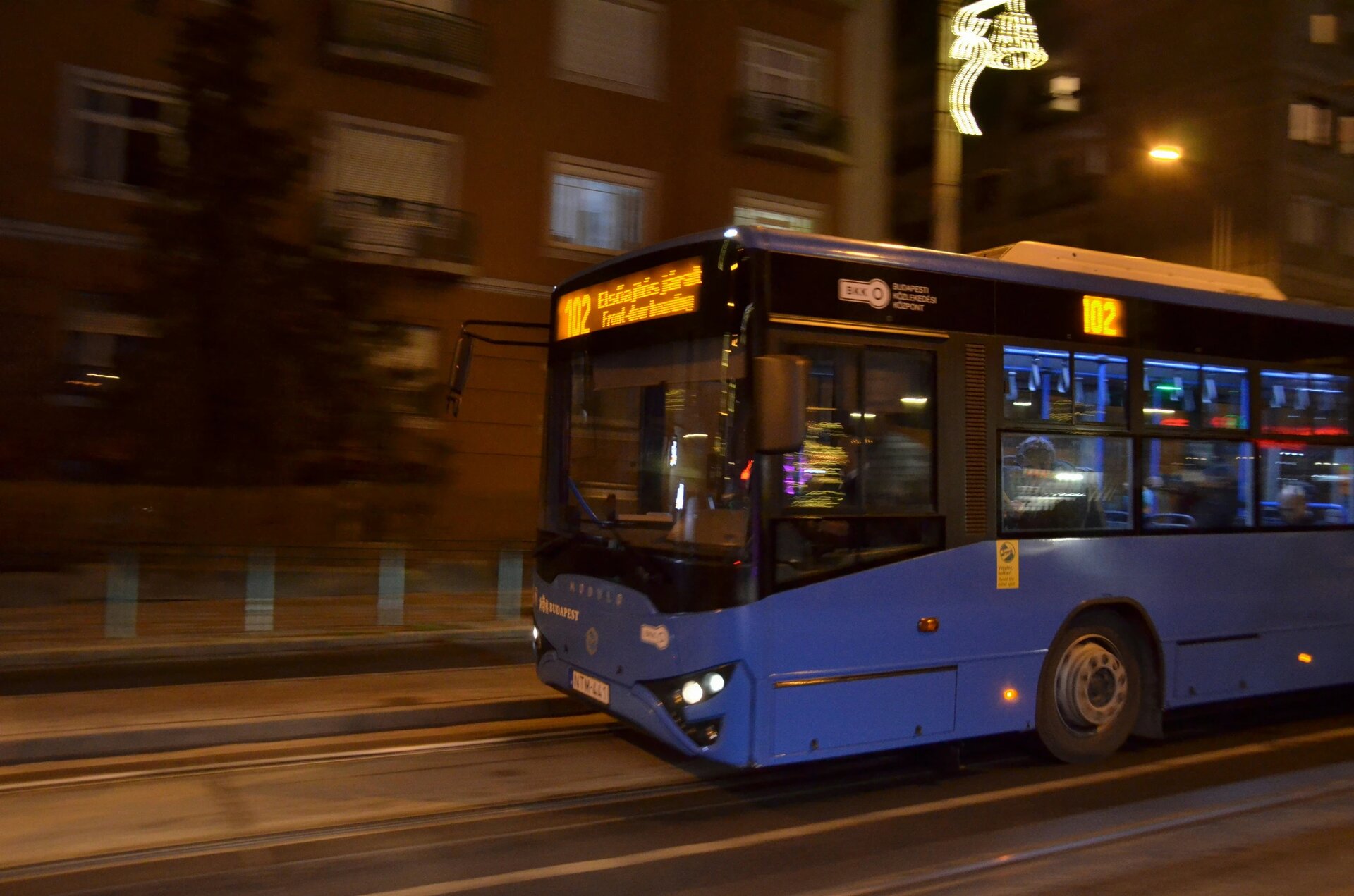 102es busz